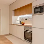 Modern Open Plan Elegance By Hostwise Matosinhos (Porto)