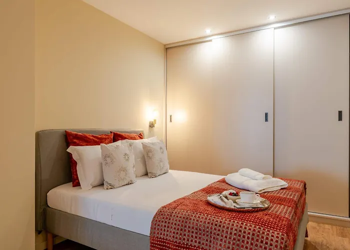 Modern Open Plan Elegance By Hostwise Matosinhos (Porto)