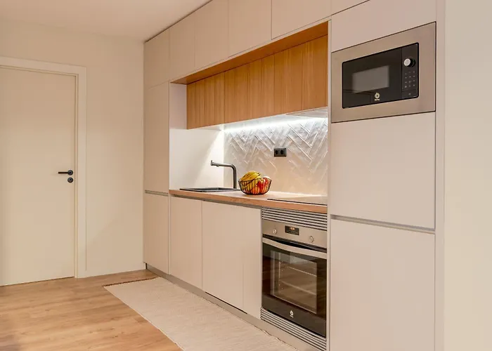 Modern Open Plan Elegance By Hostwise Matosinhos (Porto)