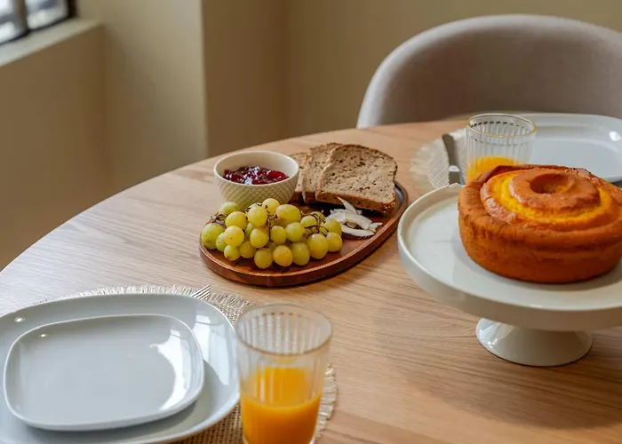 Modern Open Plan Elegance By Hostwise Lejlighed *