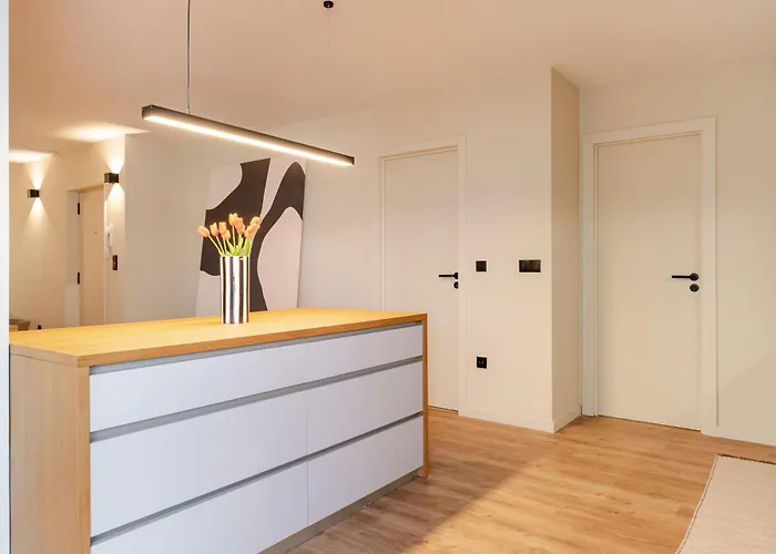 Modern Open Plan Elegance By Hostwise Lejlighed